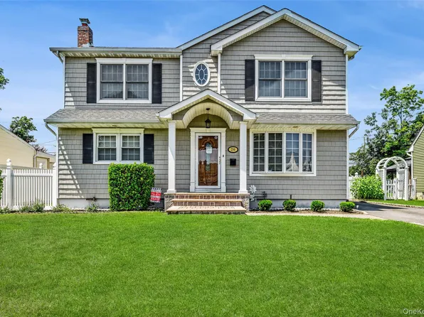 294 Swansdowne Drive, Seaford, NY 11783