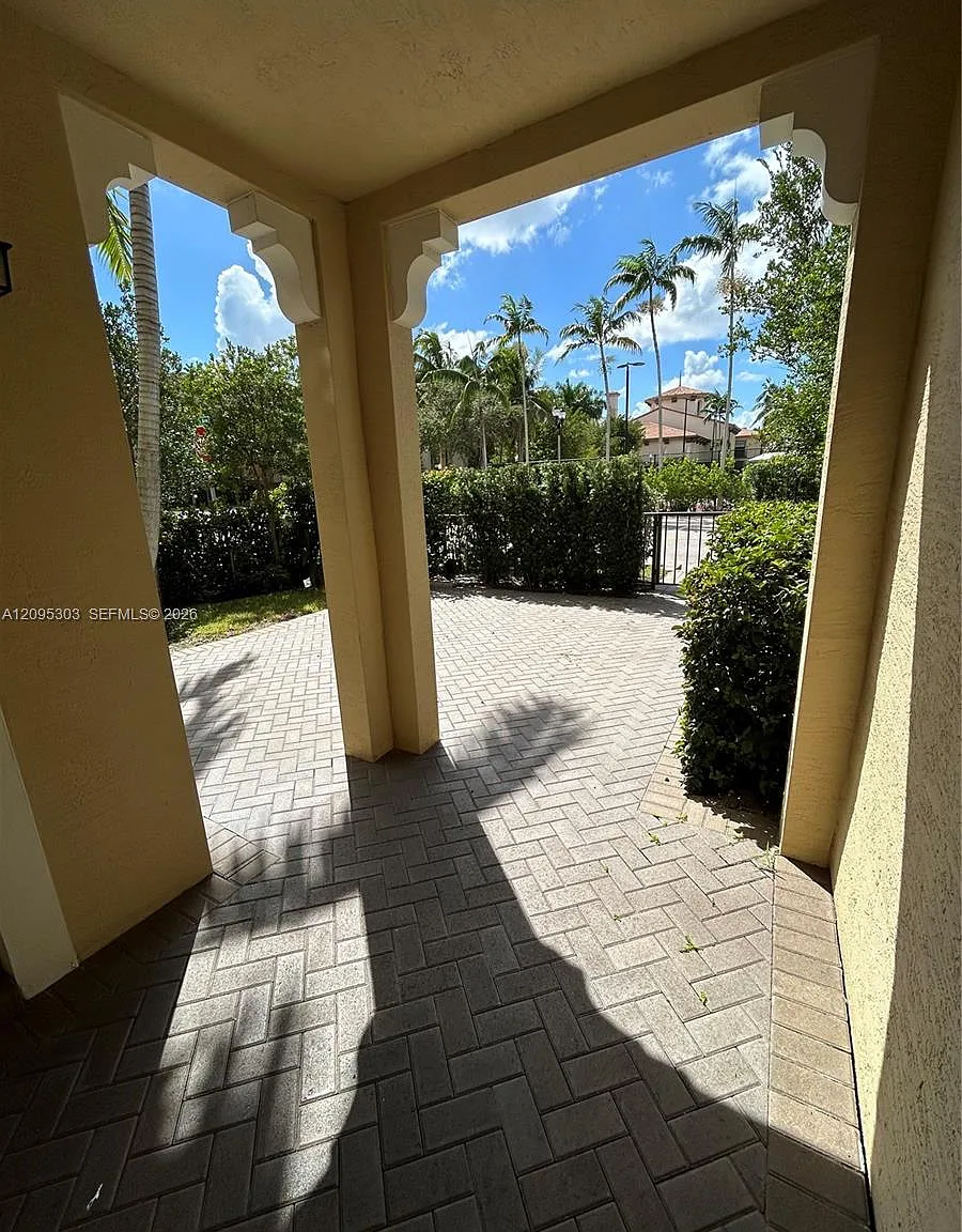 Sawgrass Lakes — Photo 3