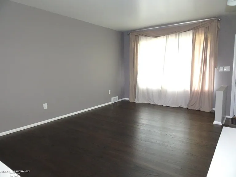 32106 Gainsborough Dr — Photo 3