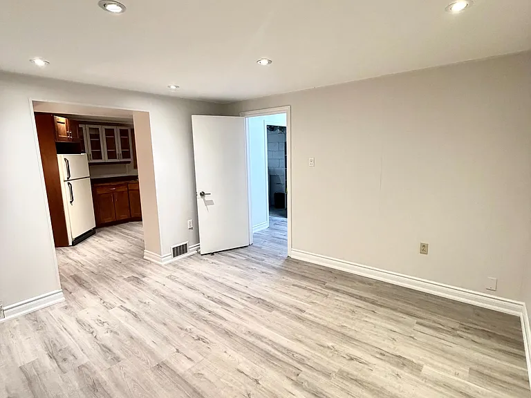 73 Boothbay Cres #LOWERFL — Photo 4