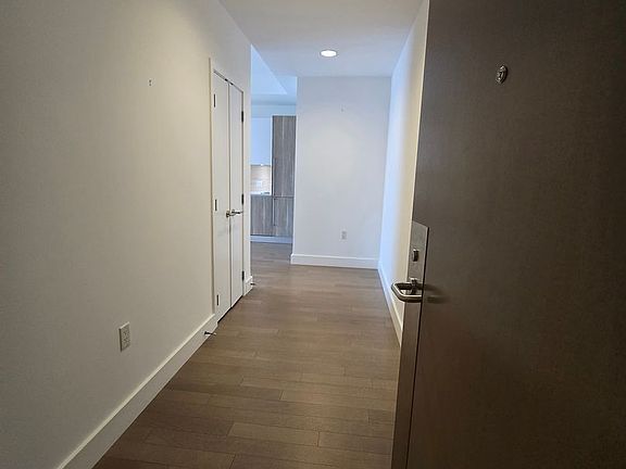 2nd image of 8 Buchanan St Unit 901