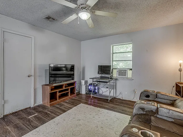 218 S 3rd Ave — Photo 5