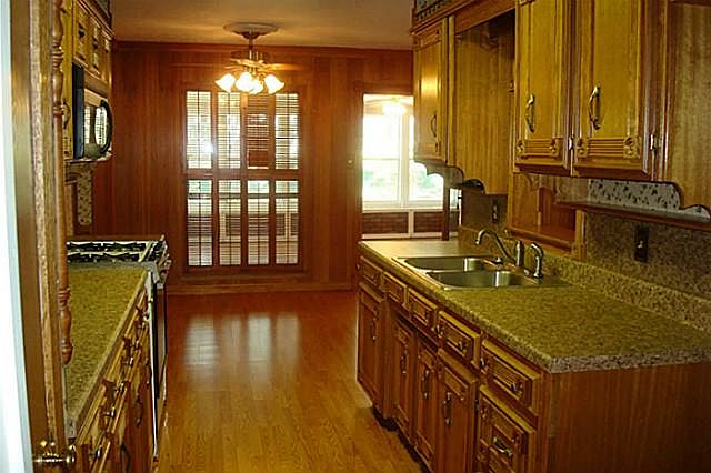 Kitchen & Breakfast Area
