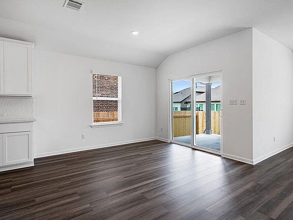 5th image of 208 Childress St