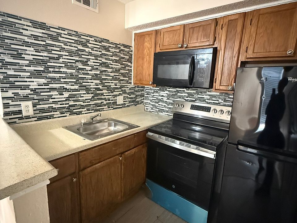 1st image of 9809 Walnut St #301