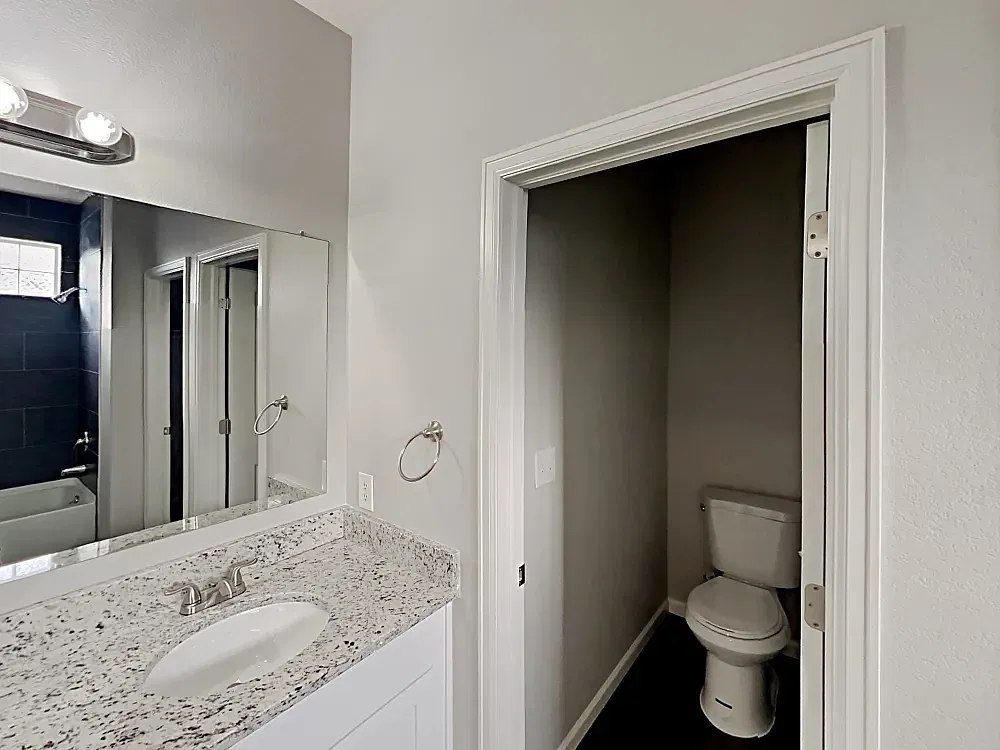 3 bed, 1.5 bath, 1040 sqft, $2,000 — Photo 2