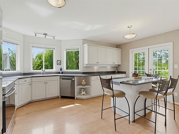 5th image of 840 Tillicum Rd