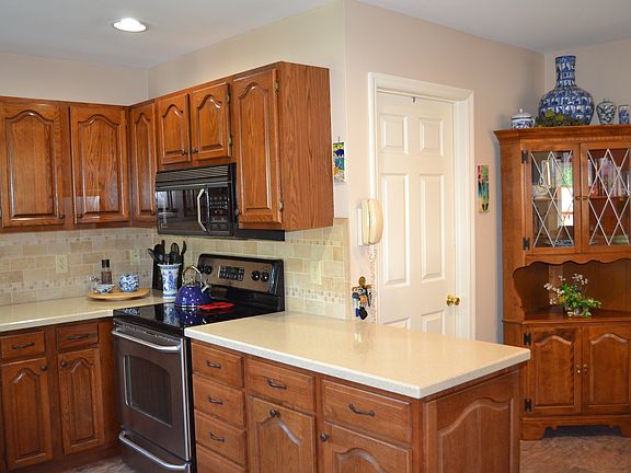 Pretty Cabinets & Stainless Appliances