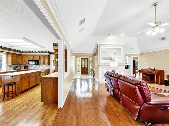4th image of 2209 Aristocrat Dr