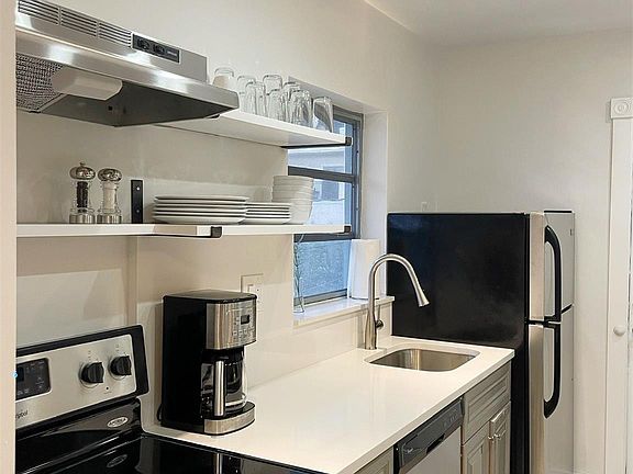 2nd image of 2404 NE 33rd Avenue #7