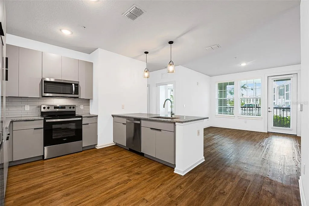 2 bed, 2.0 bath, 1090 sqft, $2,279 — Photo 3