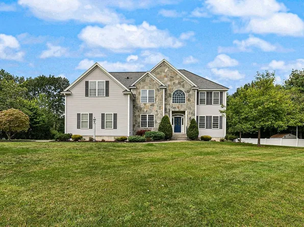 4 Surrey Ln, Salem, NH 03079