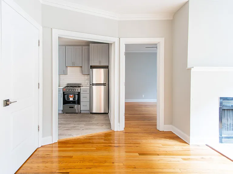 627-41 W Roscoe St — Photo 19