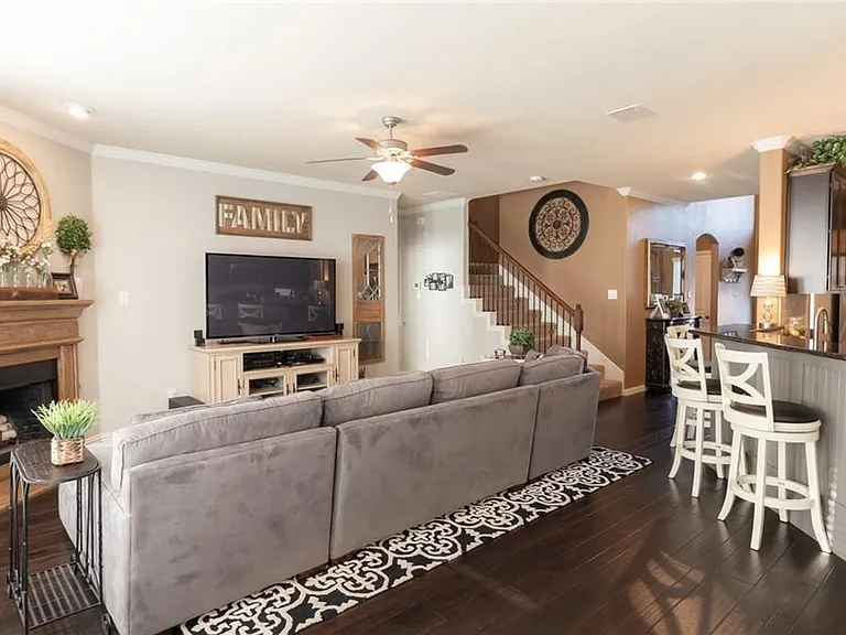 809 Park Place Ln — Photo 8