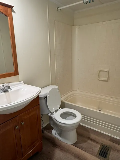 3 bed, $1,200 — Photo 4