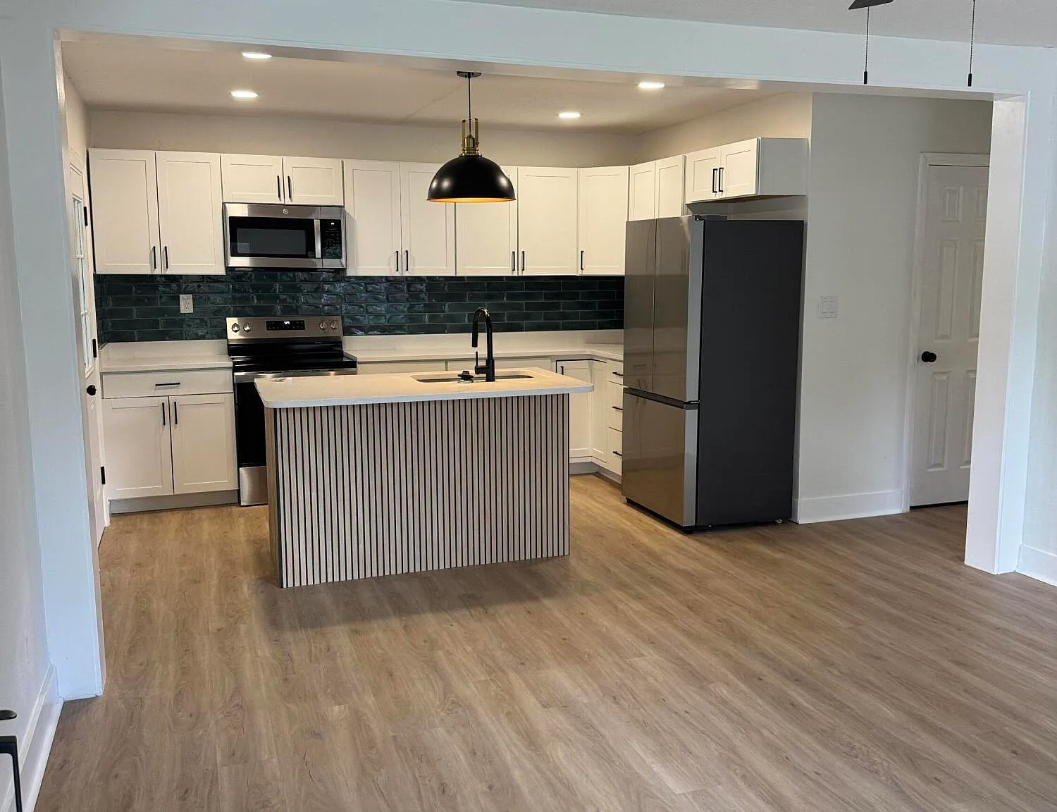 3 bed, 2.0 bath, 874 sqft, $1,850 — Photo 3
