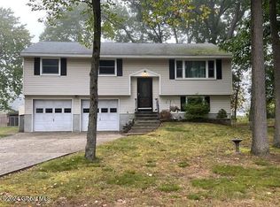 213 Woodin Rd, Halfmoon, NY 12065