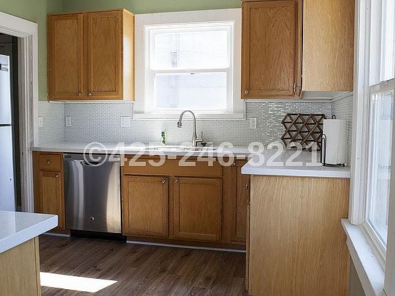 4th image of 902 6th Ave N #A