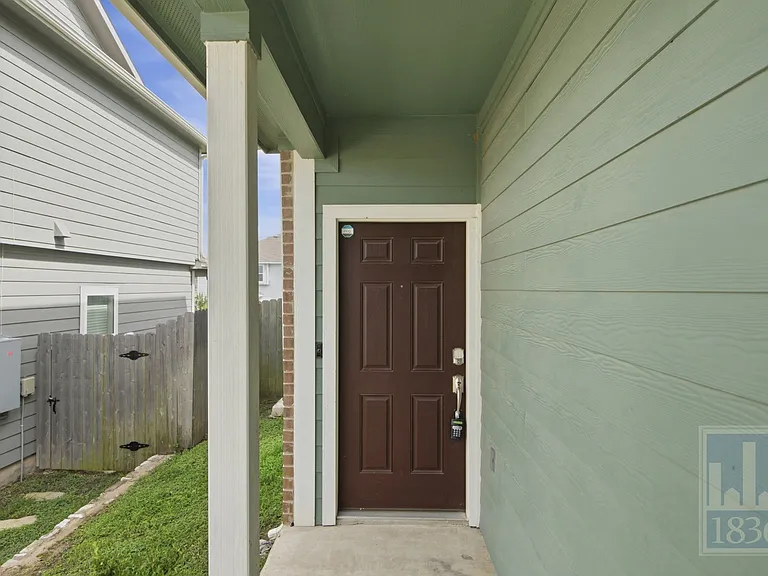 15213 Spruce Frost Cv #A — Photo 3