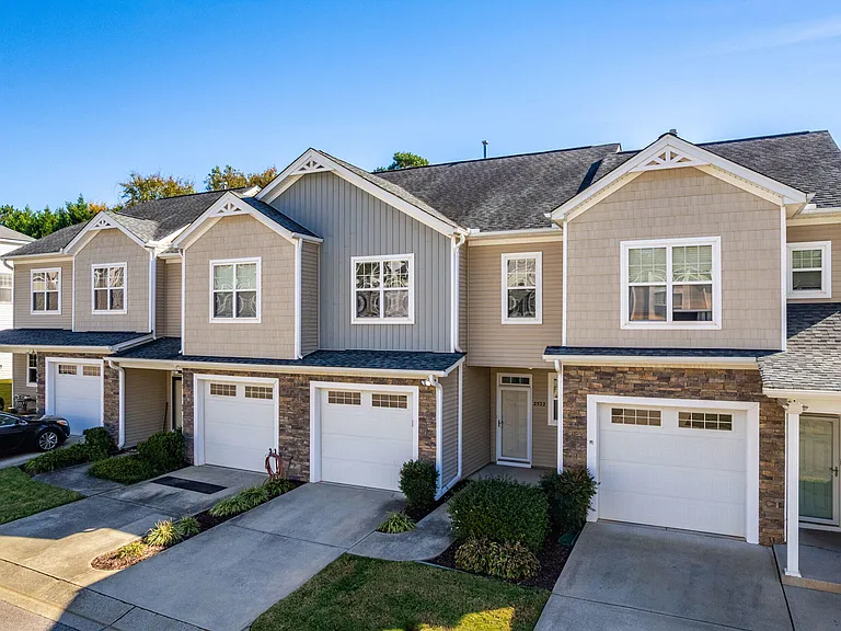 2522 Spring Oaks Way — Photo 3