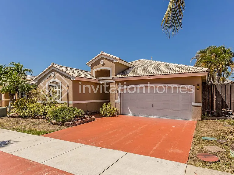 15927 SW 82nd St — Photo 1