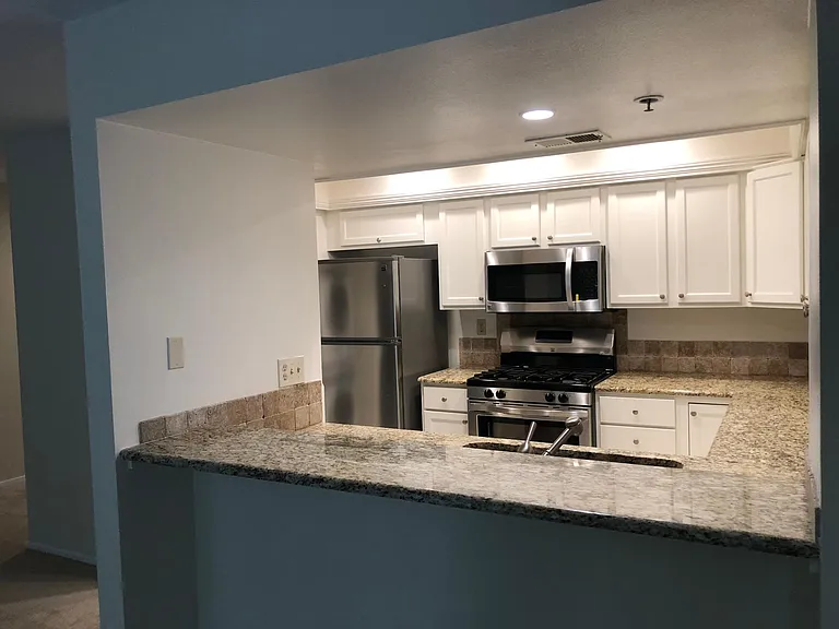 Kitchen w/ breakfast bar