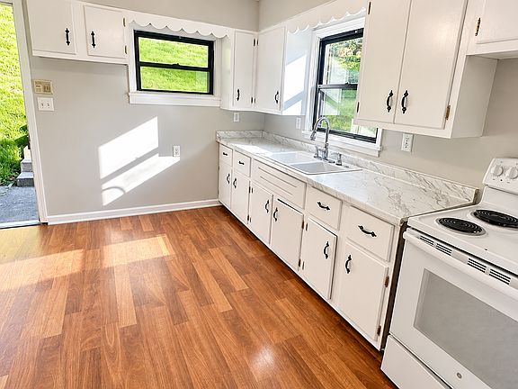 3rd image of 216 Magill Rd