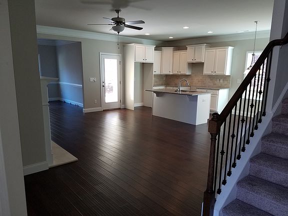 Open Floor Plan w/Hardwoods