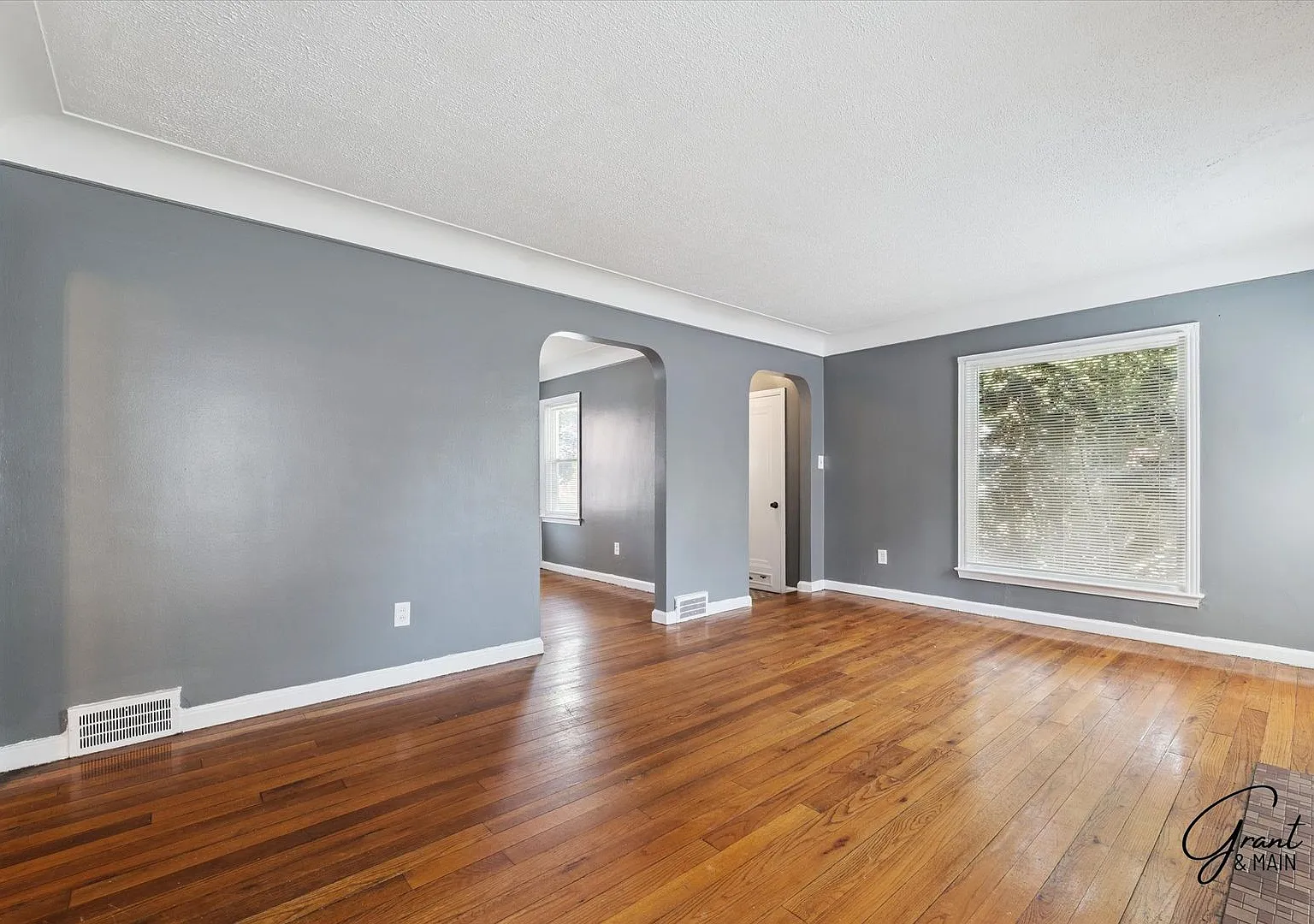 $1400 3 bedroom bungalow — Photo 4