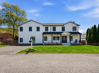 18 Pond Rd, Holbrook, NY 11741