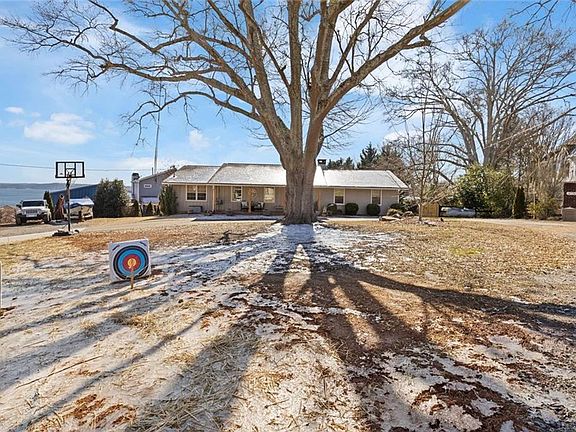 3rd image of 4780 Clayburn Rd