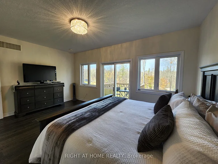 84 Diamond Valley Dr — Photo 32