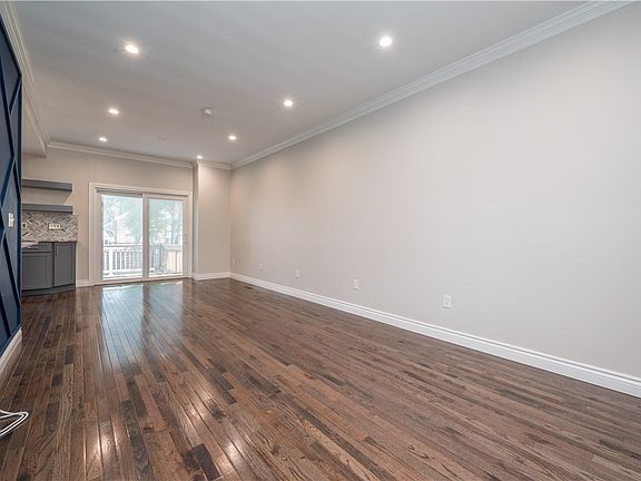4th image of 331 Whipple St