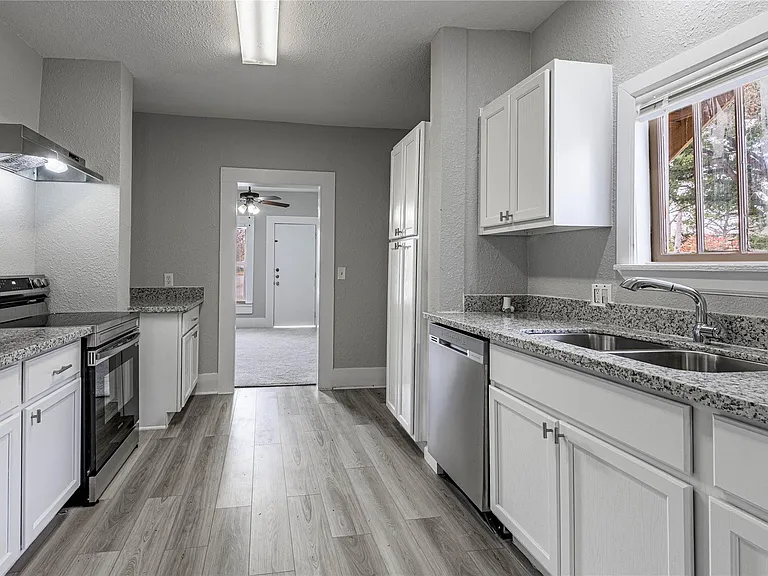 200 W Caroline St #A — Photo 11