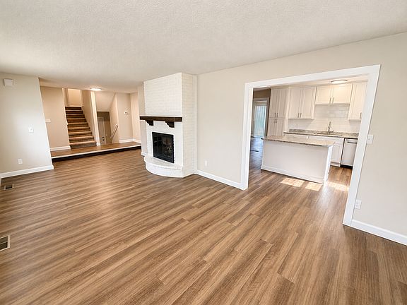 3rd image of 106 Lake Point Dr