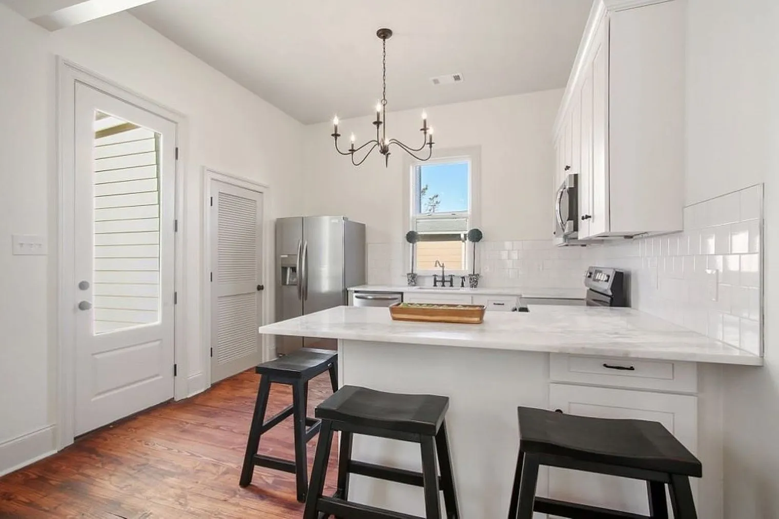 2 bed, 1.0 bath, $2,258 — Photo 4
