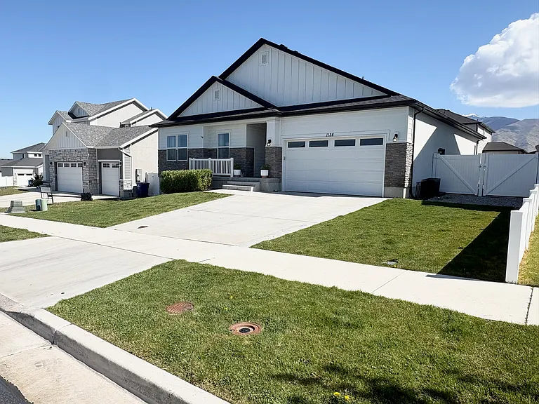 1128 N Coachman Ln — Photo 3
