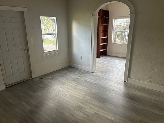 5th image of 823 NE 14th Pl