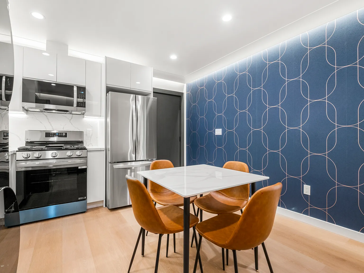 3 bed, 750 sqft, $3,900 — Photo 2