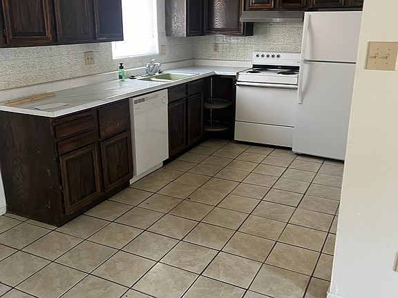 3rd image of 1323 Anita St