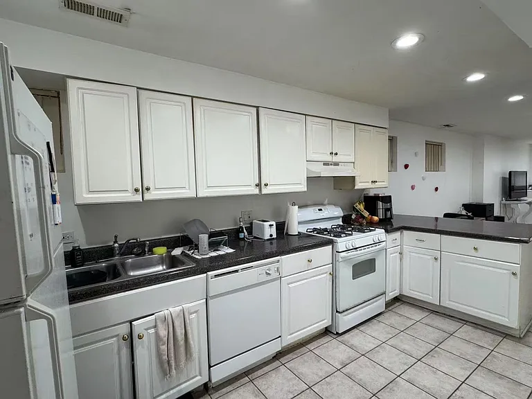 925 S Carpenter St #G — Photo 13