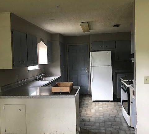2nd image of 513 Palm Dr SE
