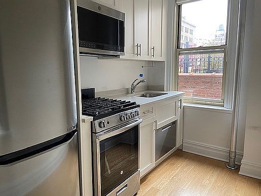 1st image of 25 E 10th St APT 8C