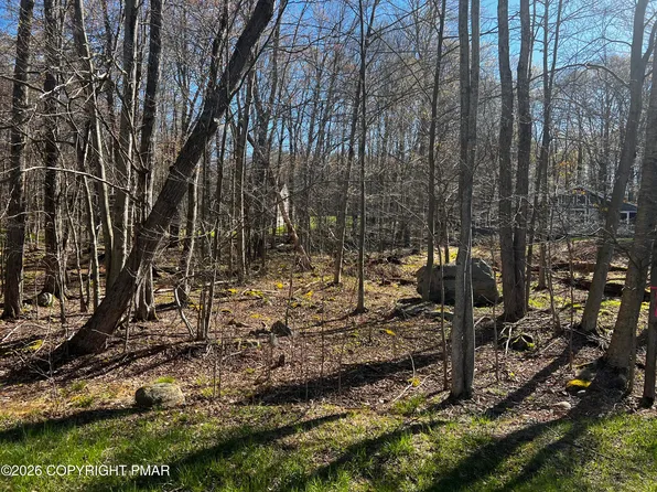 Lehigh River Dr N, Gouldsboro, PA 18424