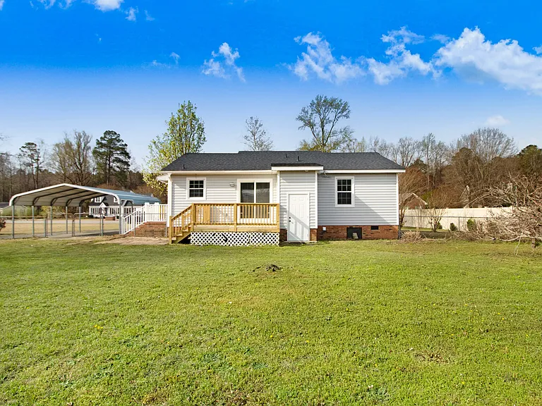 303 Wanda Dr — Photo 3