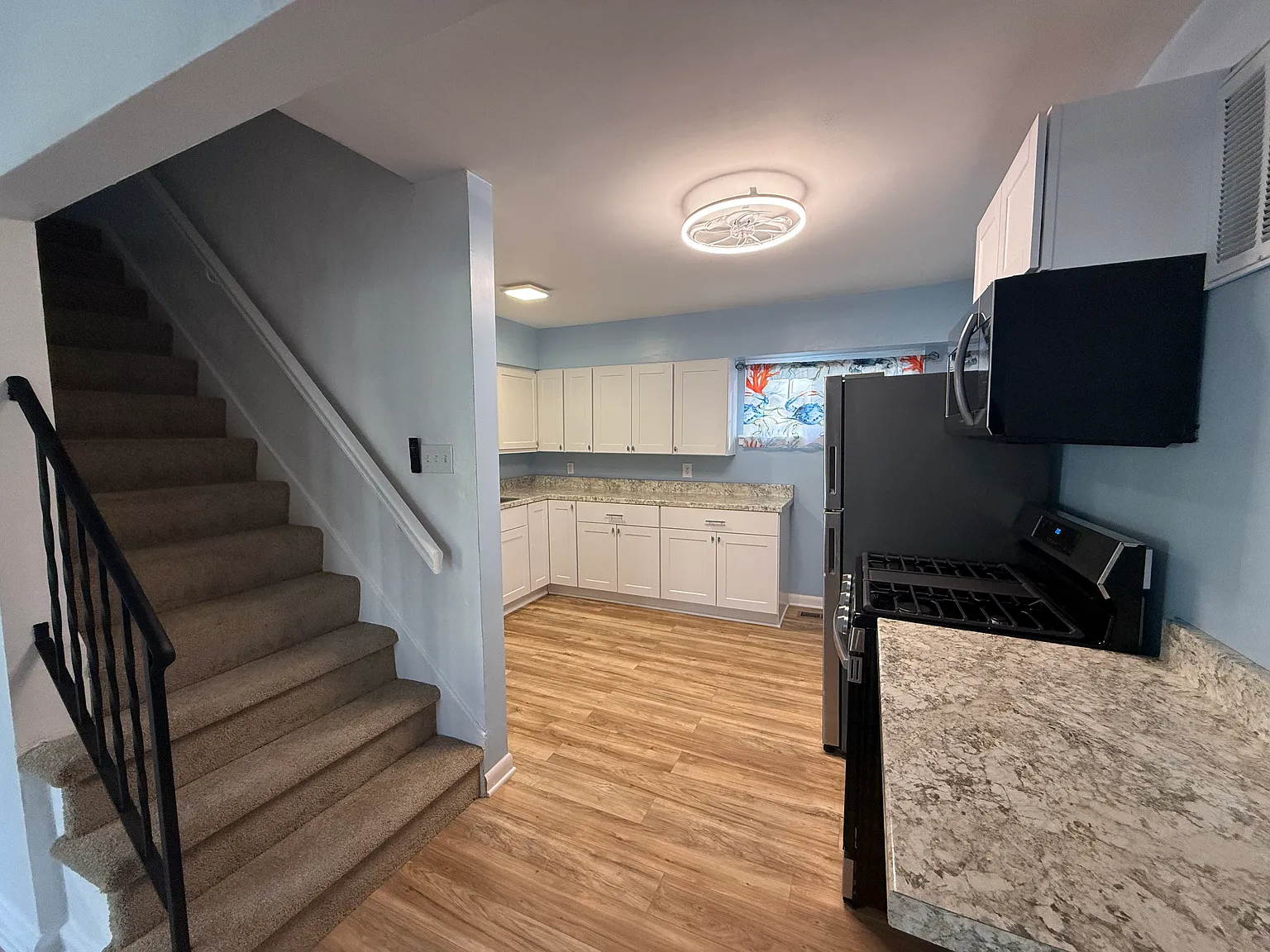 3 bed, 1000 sqft, $2,495 — Photo 3