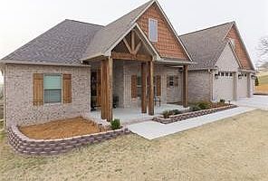 3rd image of 2217 Maggie Ln