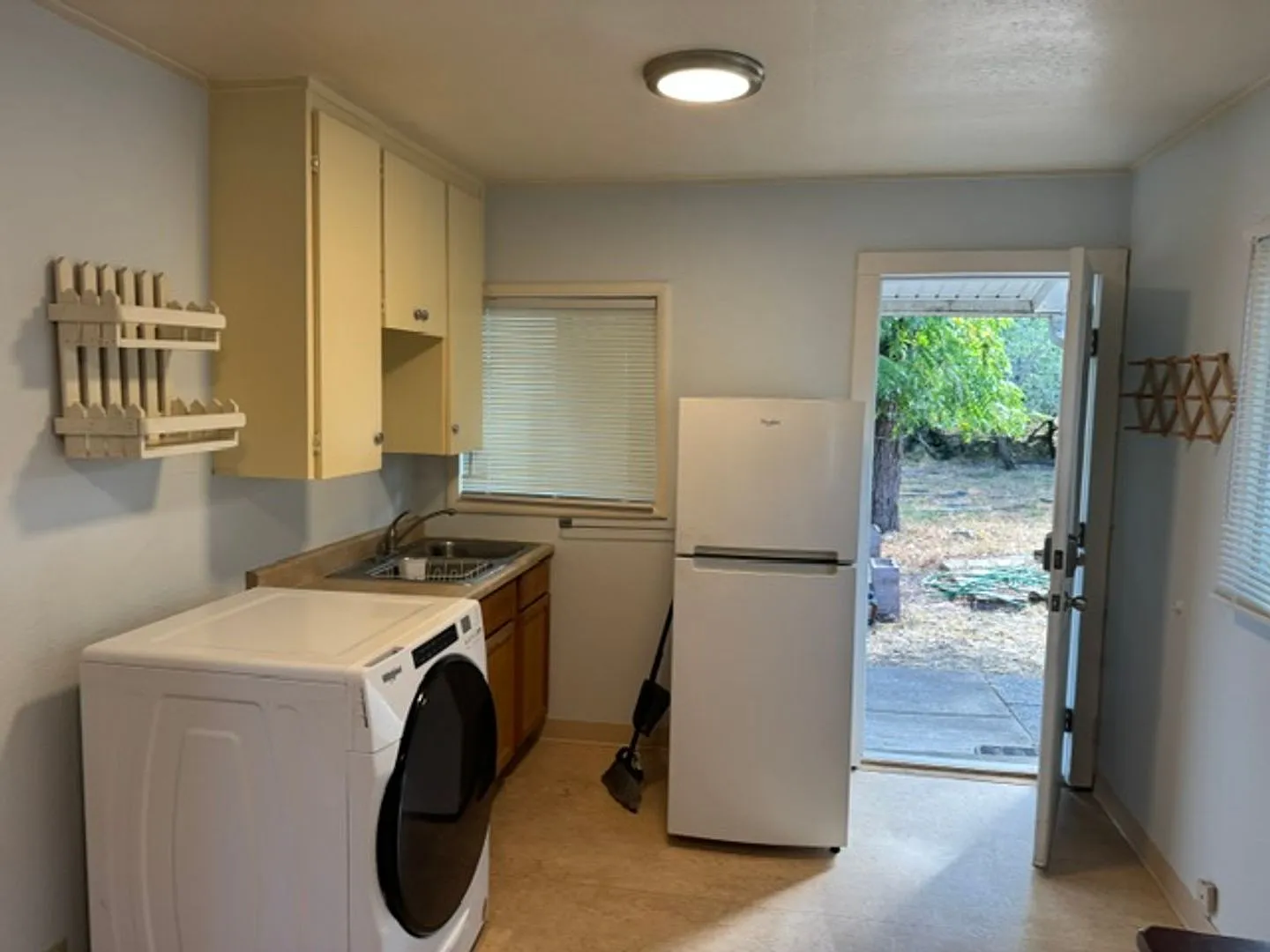 Studio In Ashland/ Partially Furnished — Photo 2