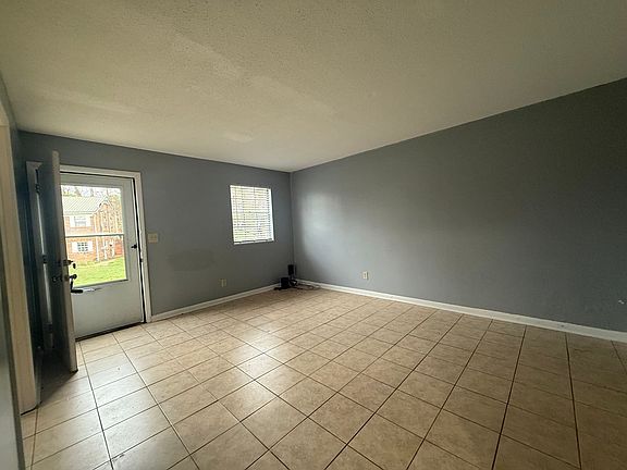 5th image of 204 Pinecrest Dr APT 2