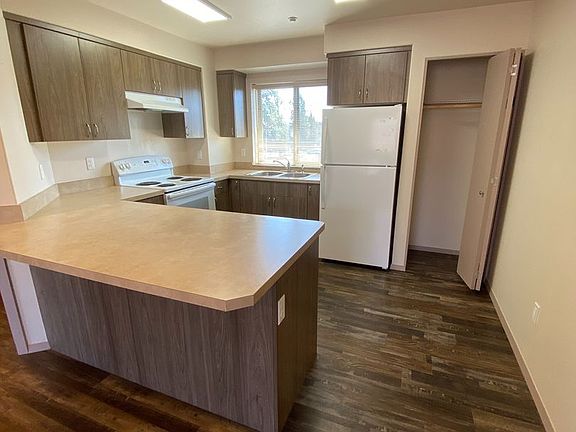 4th image of 139 NW Revere Ave #2